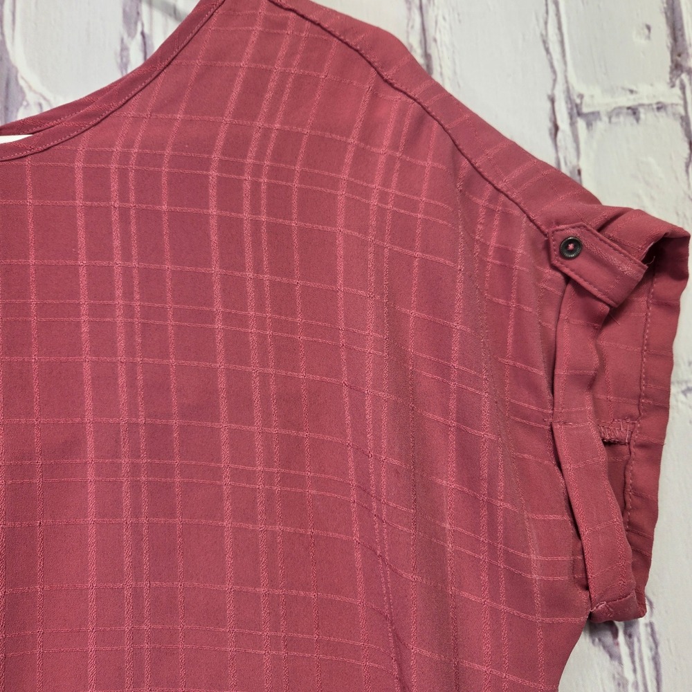 Maurices Womens XS Mauve Pink Textured Grid Blouse‎ Short Sleeve Zip Back Top - Picture 2 of 10